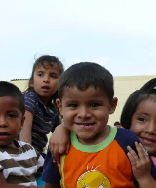 An verschiedene Freiwilligenn-Projekten um Antigua teilnehmen